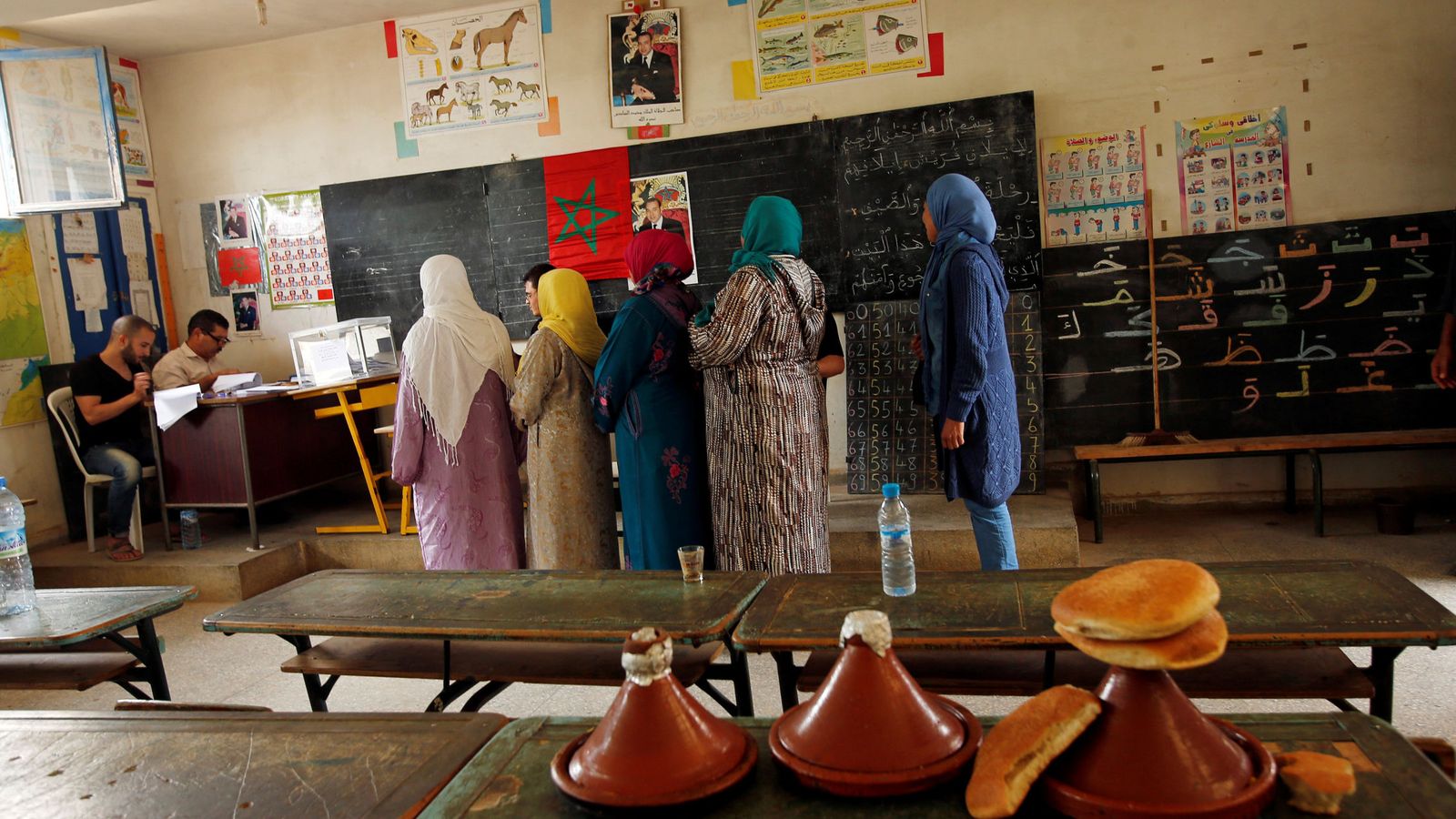 Foto: Mujeres marroquís hacen cola para votar en un colegio en las afueras de Rabat, Marruecos. (Reuters)