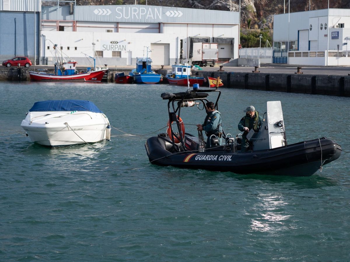 Foto: Agentes de la Guardia Civil remolcan la embarcación de Tomás Gimeno. (EFE)