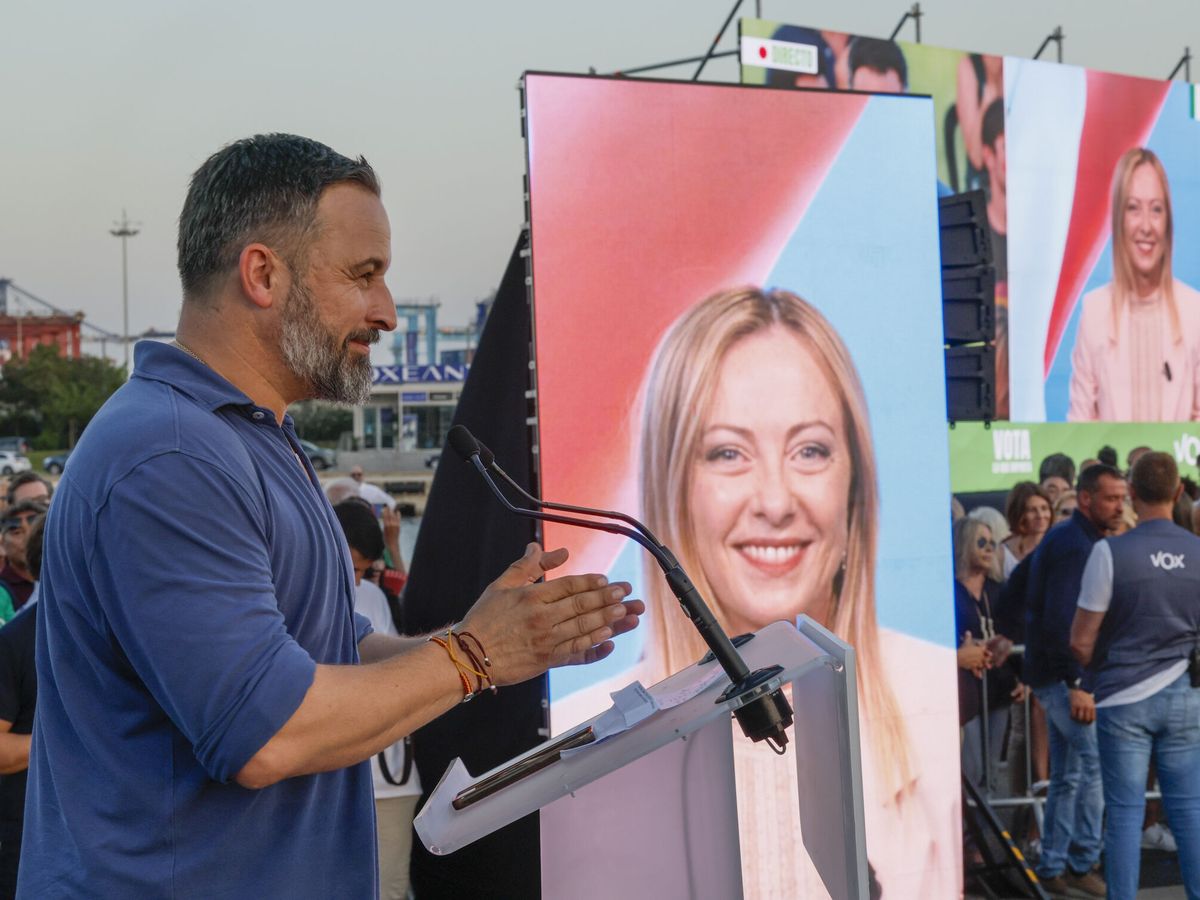 Foto: El candidato de Vox a la presidencia del Gobierno, Santiago Abascal, en un momento de la conexión en directo con Meloni en Valencia. (EFE/Biel Aliño) 