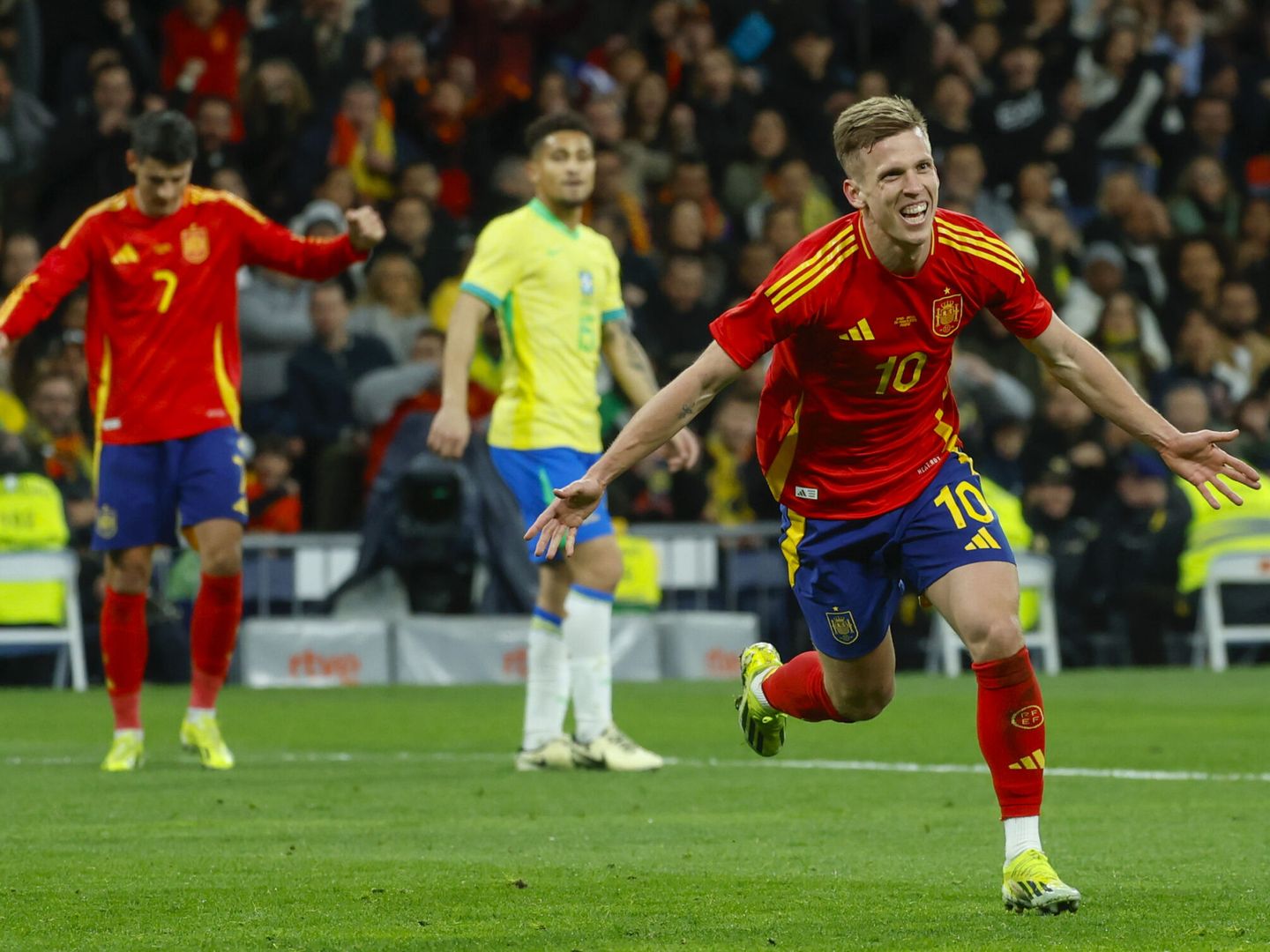 Dani Olmo celebra el segundo gol de España. (EFE/Mariscal) 