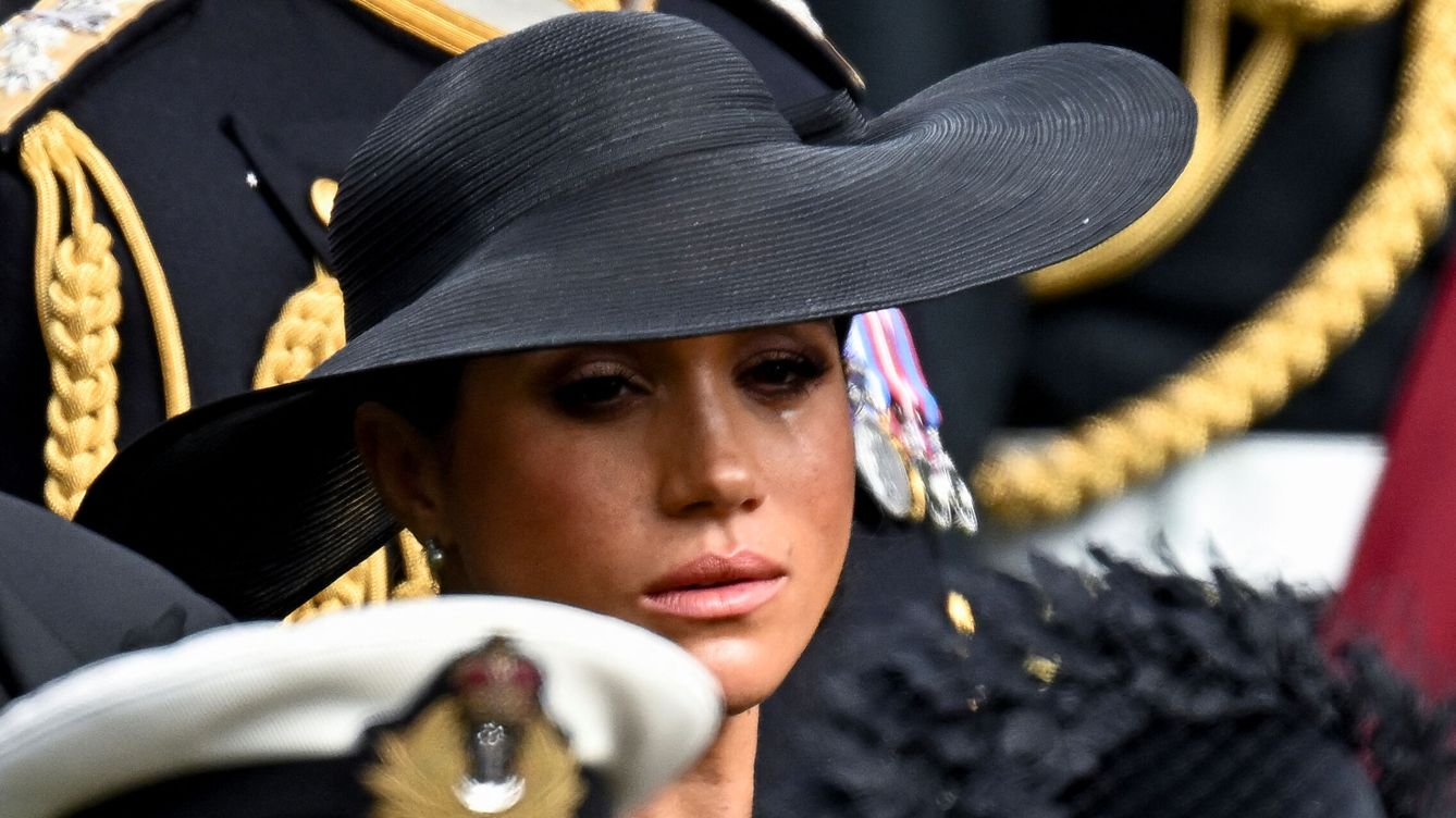 Foto: Meghan Markle, llorando ante el féretro de la reina Isabel. (Reuters/Toby Melville)
