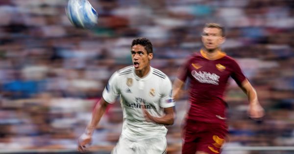 Foto: Varane persigue un balón contra la Roma. (EFE) 