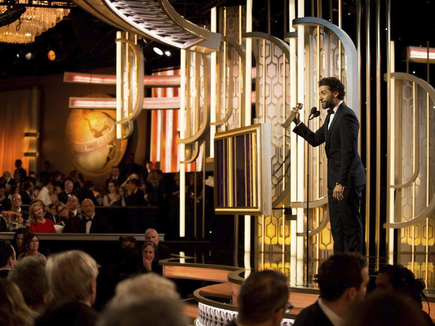 Oscar Isaac, recogiendo su Globo de Oro a mejor actor de una miniserie por 'Show me a hero'. (EFE)