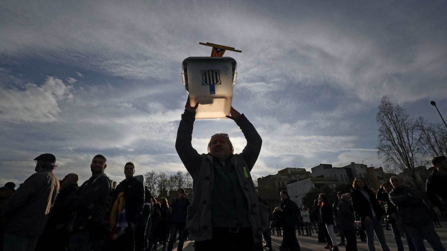 Un hombre levanta una urna electoral en una protesta este martes. (Reuters)