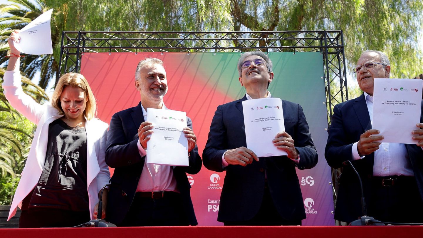 Los líderes del PSOE, Podemos Canarias, Nueva Canarias y Agrupación Socialista Gomera, Ángel Víctor Torres (2i); Noemí Santana (i), Román Rodríguez (2d) y Casimiro Curbelo (d).