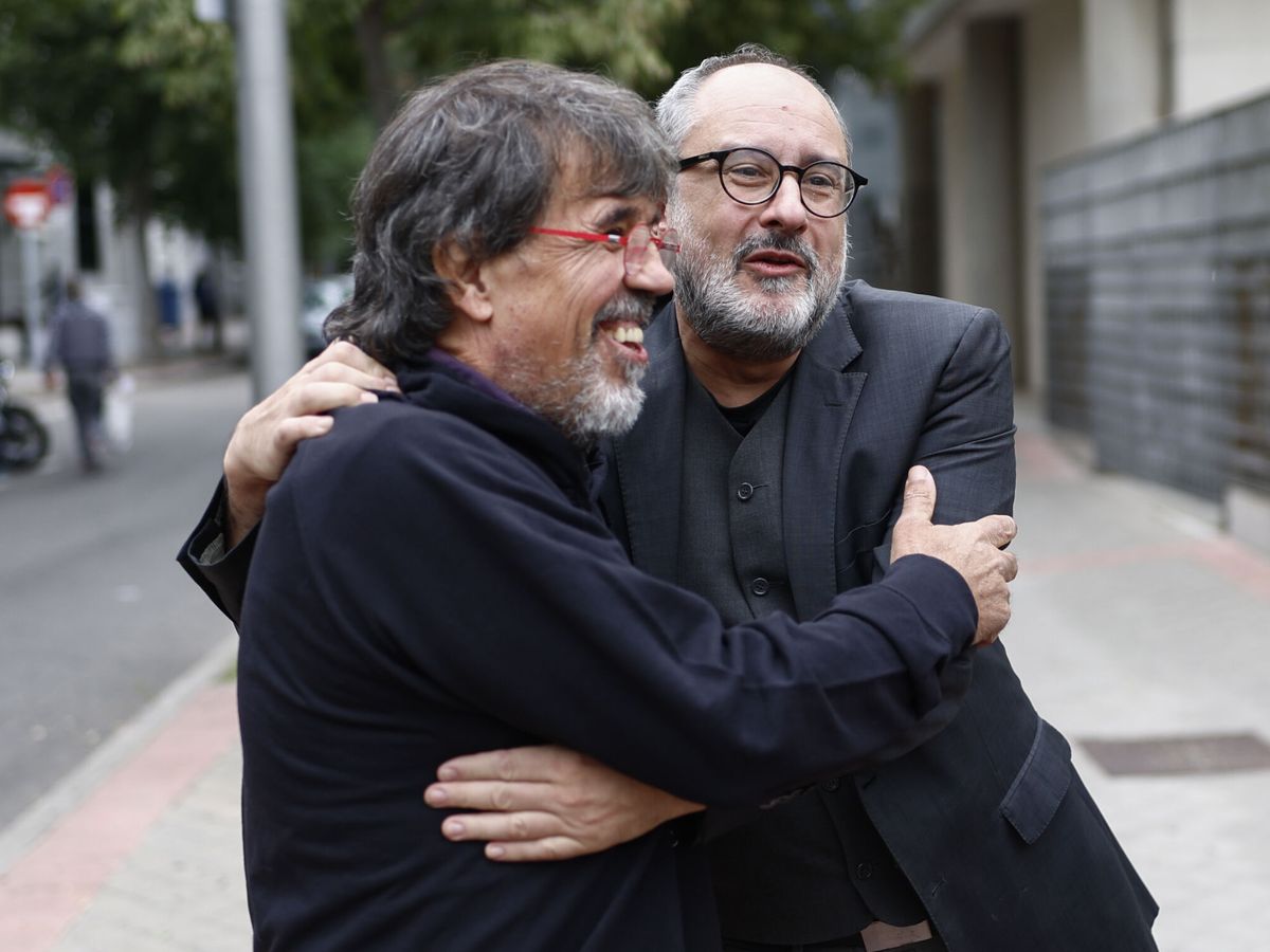 Foto: Jordi Pesarrodona abraza a Antonio Baños antes de uno de los juicios del 'procés' (EFE)