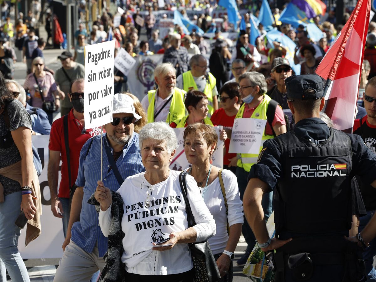 Foto: Participantes en la manifestación por unas pensiones dignas en Madrid. (EFE/Chema Moya)