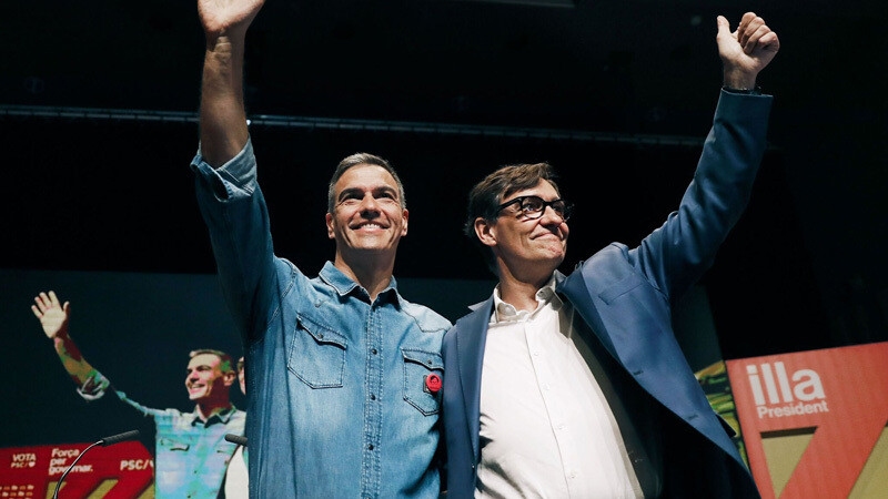 Foto de Pedro Sánchez, Illa y Puigdemont ganan las elecciones catalanas