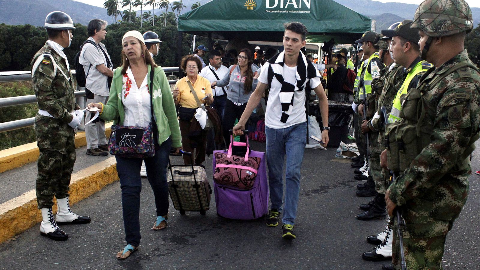 Foto: Venezolanos cruzan el Puente Simón Bolívar para entrar en Colombia, en Cúcuta. (Reuters)