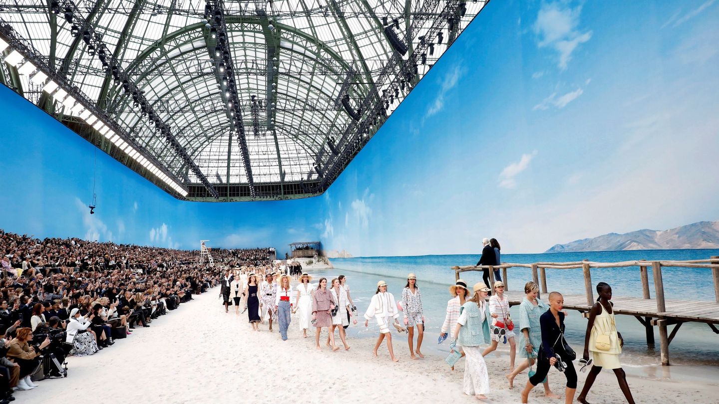Desfile Primavera-Verano 2019 de la firma Chanel, en París, con creaciones del fallecido Lagerfeld. (EFE)
