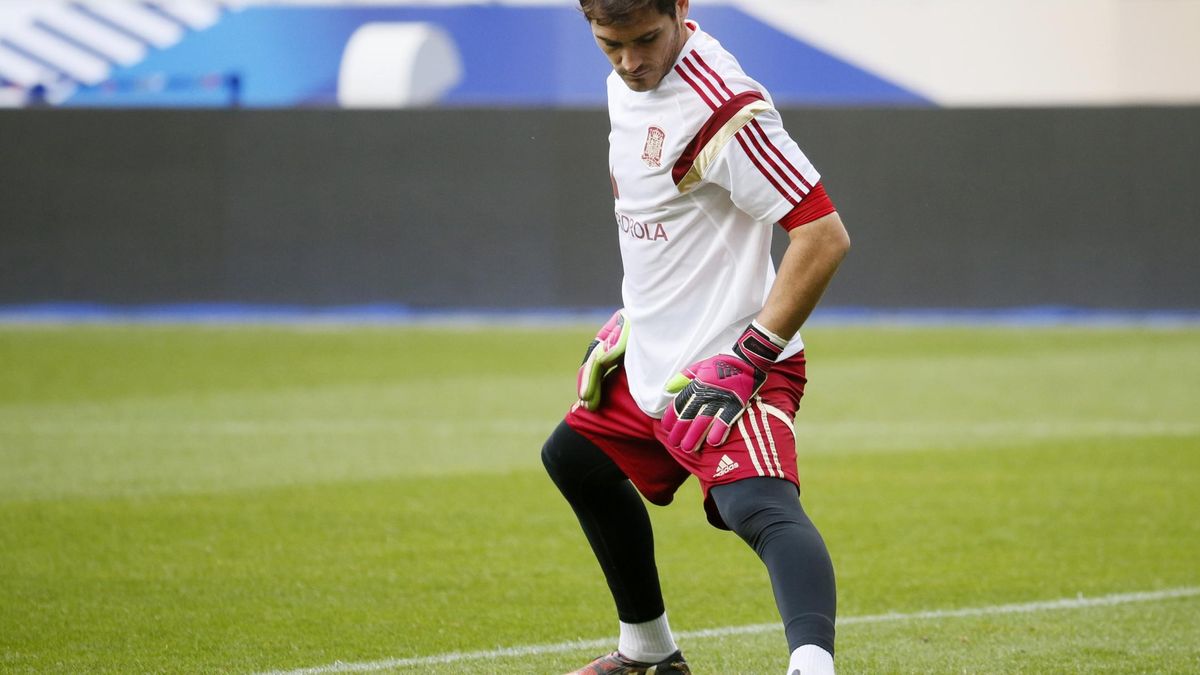 Iker Casillas recupera los galones de mando de la Roja para no hundirse un poco más