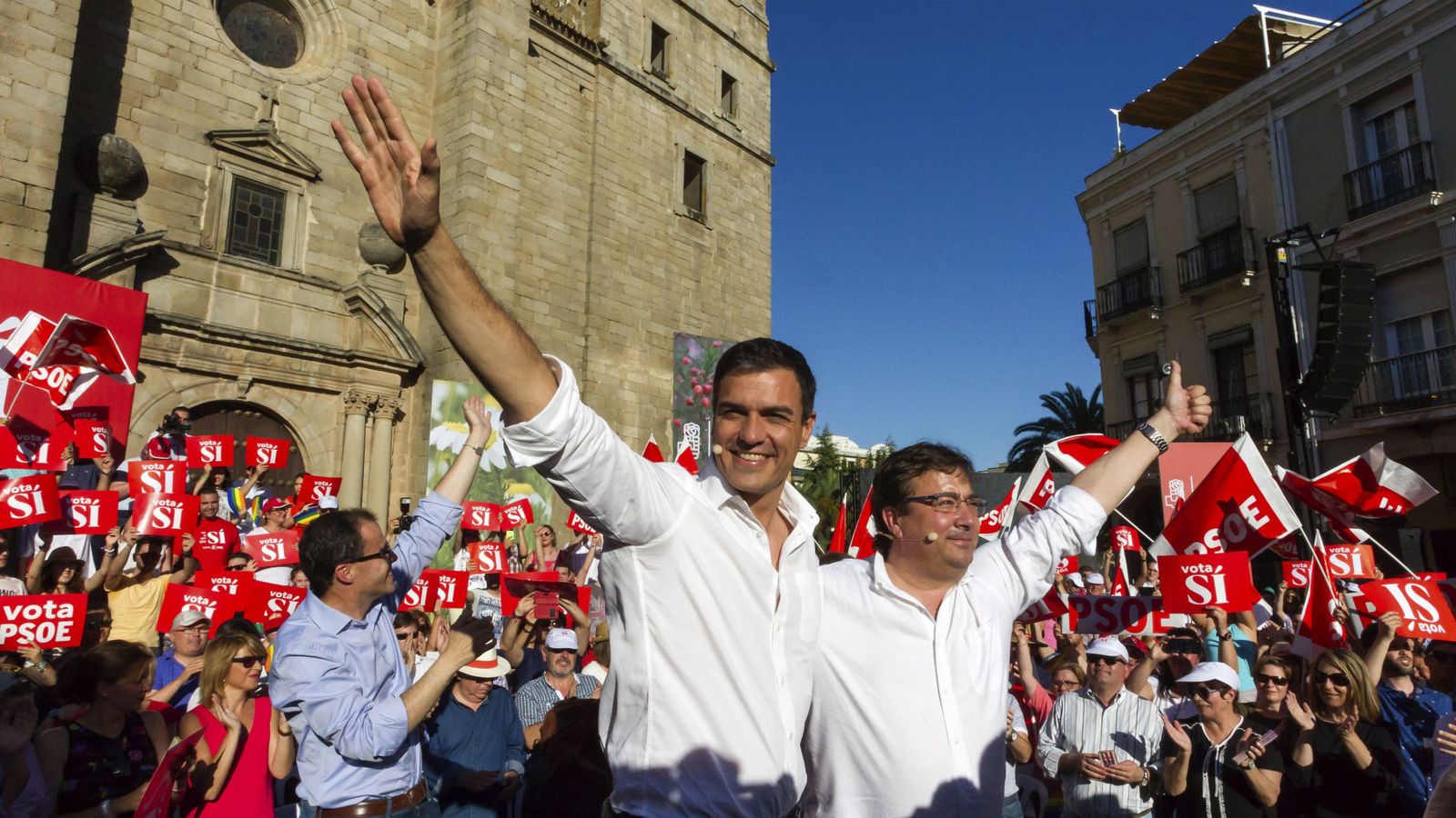 Foto: El líder del PSOE, Pedro Sánchez, junto al presidente extremeño, Guillermo Fernández Vara. (Efe) 
