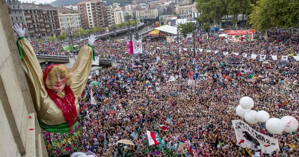 Foto: Miles de jóvenes celebran el inicio de las fiestas de Bilbao. (EFE)