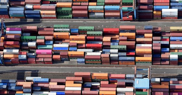 Foto: File photo: aerial view of containers at a loading terminal in the port of hamburg