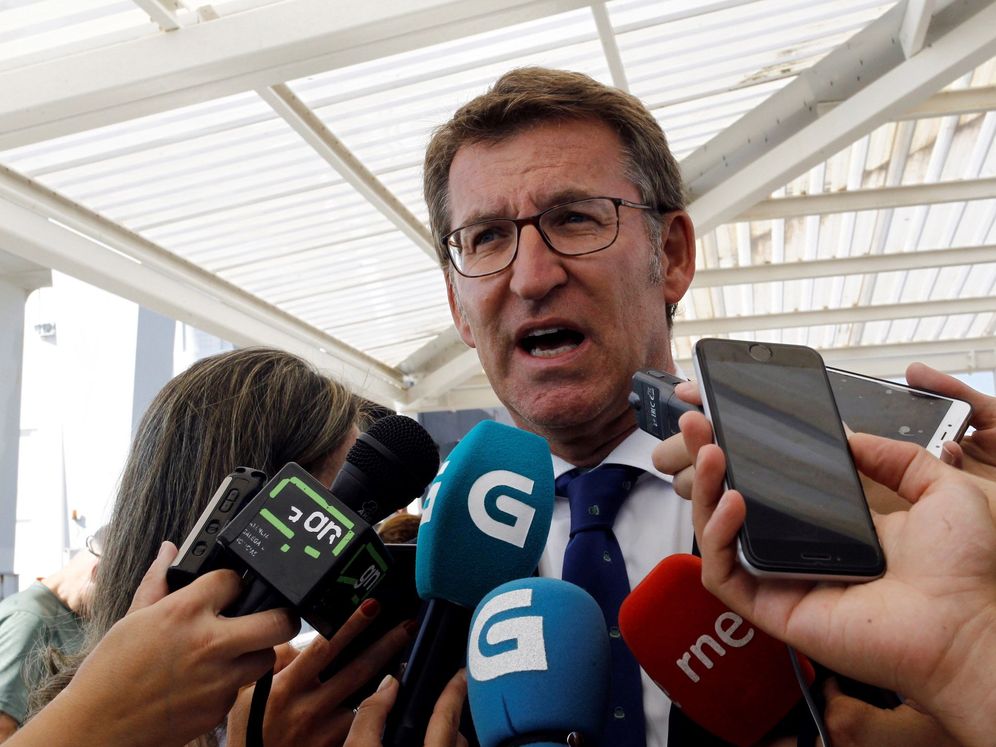 Foto: El presidente de la Xunta de Galicia, Alberto Núñez Feijóo, atendiendo a los medios. (EFE)