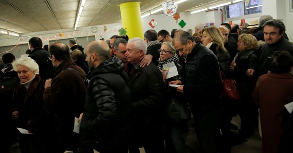Foto: Colas de primera hora en algunos colegios electorales de Cataluña tras su apertura. (Reuters)