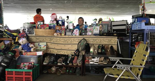 Foto: Un venezolano vende los enseres de toda una vida en el mercadillo informal. (Alicia Hernández)