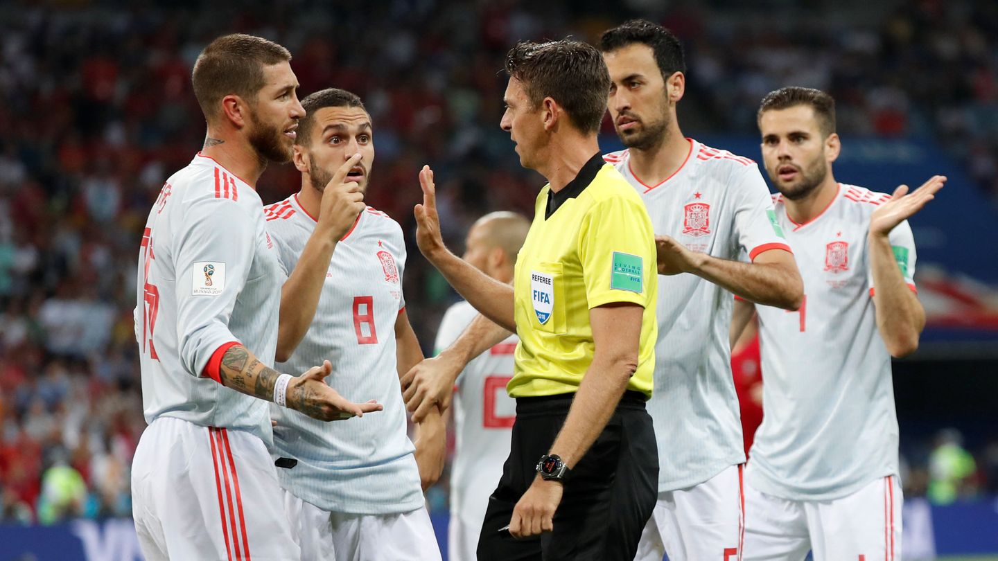 Los jugadores de España hablan con el árbitro italiano Rocchi, pendiente del VAR. (Reuters)