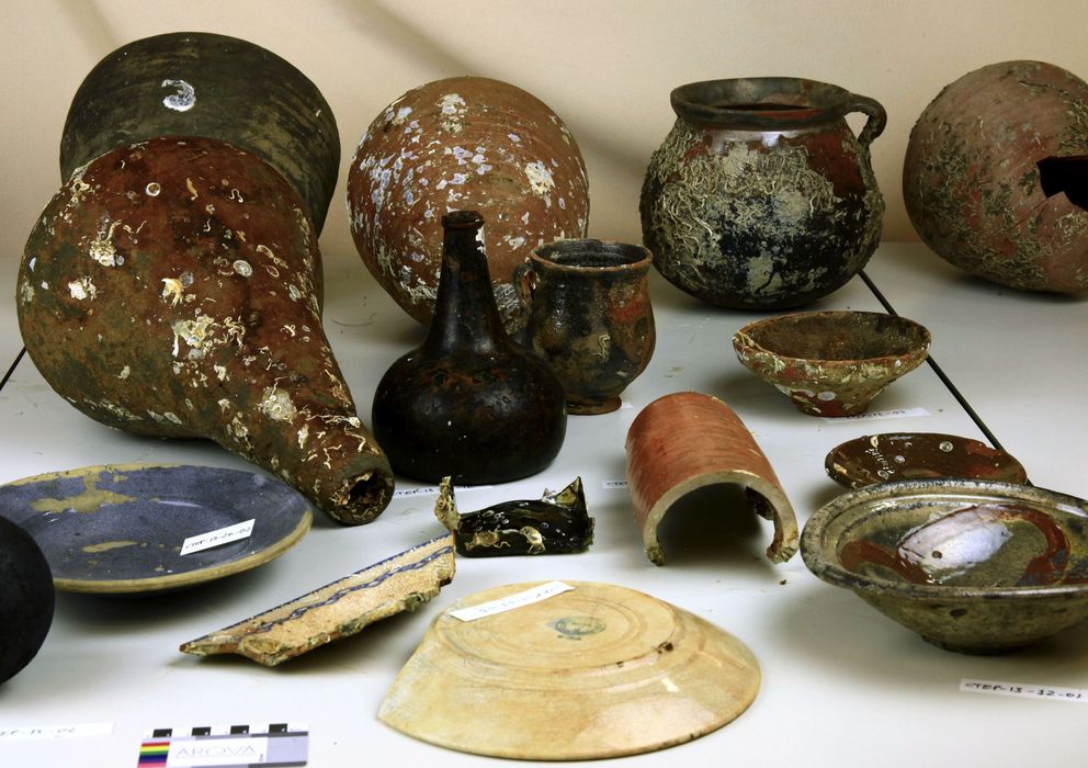 Foto: Algunos restos hallados en el barco romano y otro del siglo XVII. (Efe)