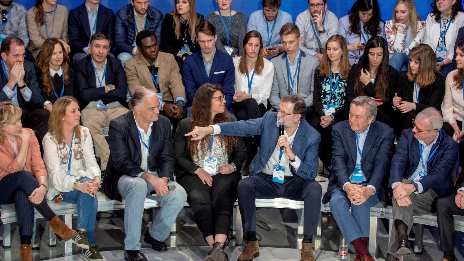 Foto: Mariano Rajoy, junto al portavoz del PP en el Parlamento Europeo, Esteban González Pons (3i), y un grupo de estudiantes de Erasmus en la Convención del PP. (EFE)