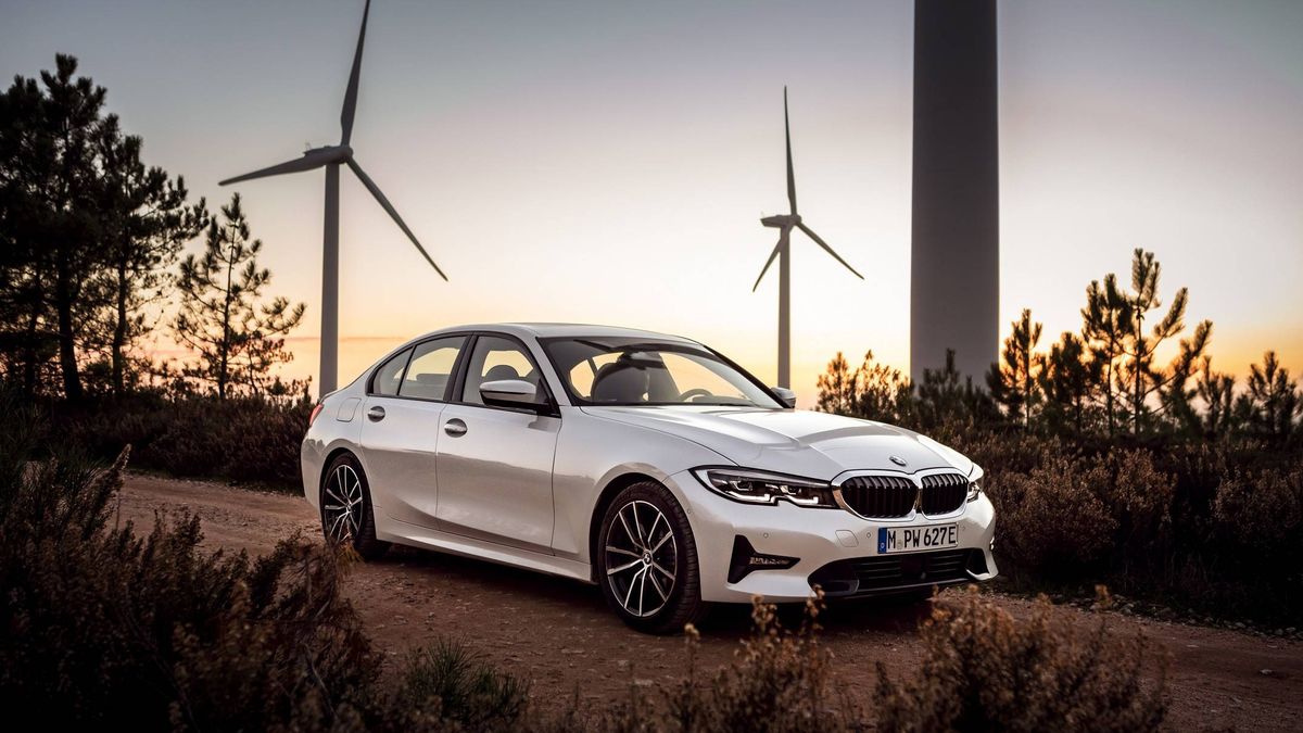 BMW da un paso más: su berlina más ecológica y deportiva, el nuevo 330e