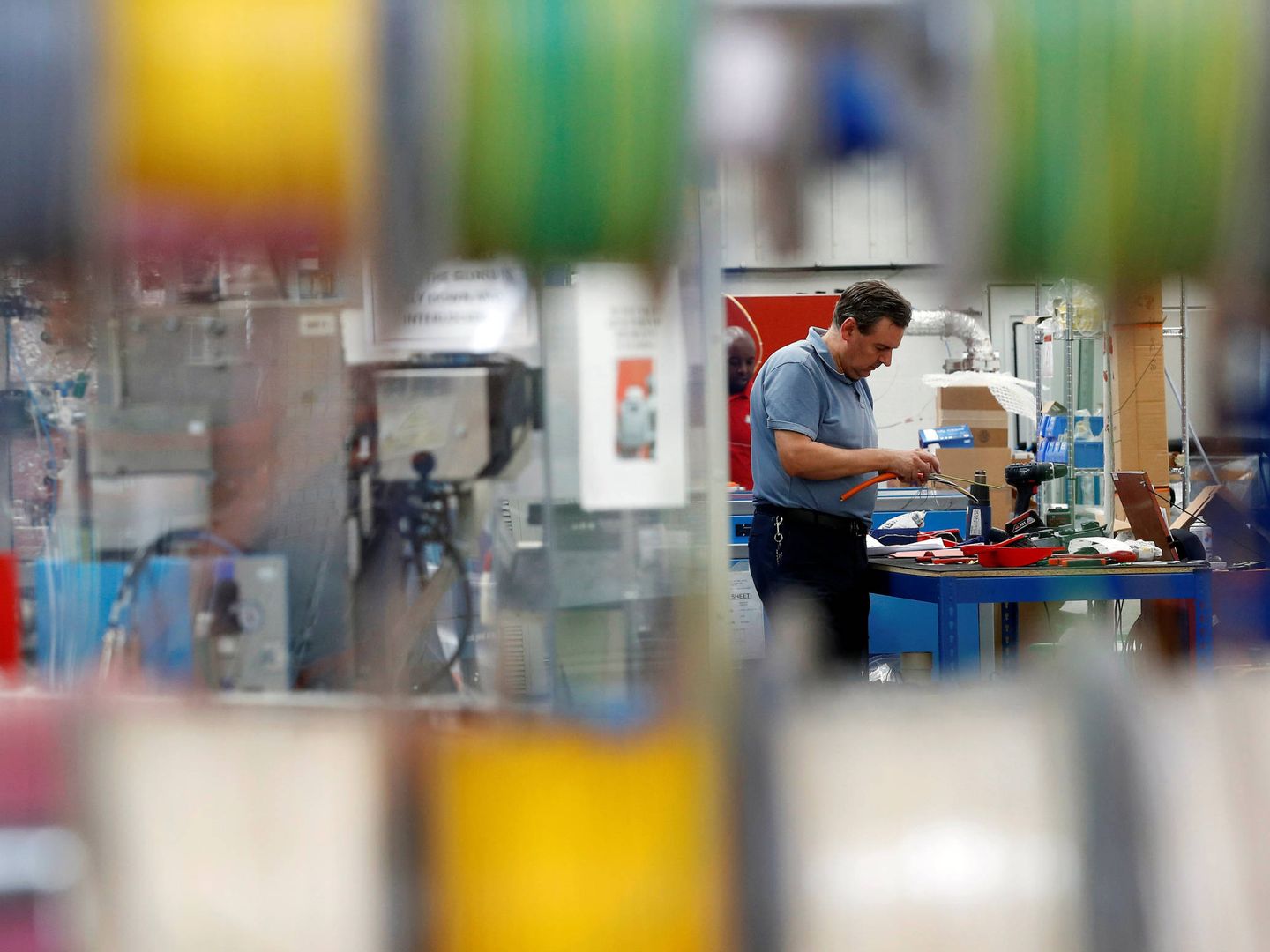 Un trabajador en una planta de componentes electrónicos, cerca de Cannock. (Reuters) 