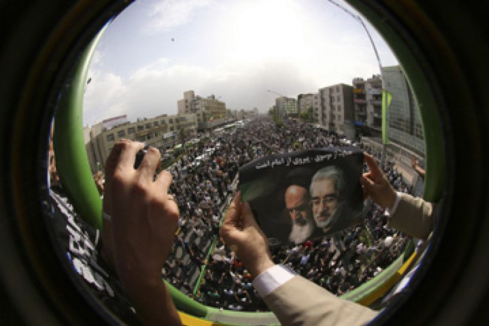 Foto: Las protestas ganan vigor mientras Ahmadineyad amordaza a los medios
