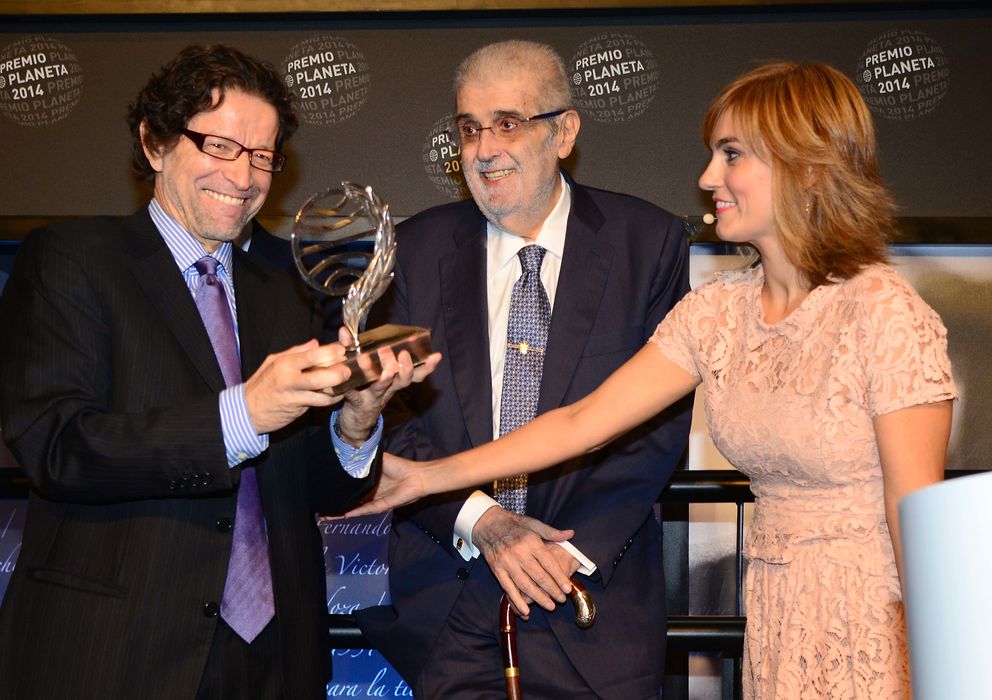 Foto: Jorge Zepeda gana el Premio Planeta. A su lado, José Manuel Lara (Efe)
