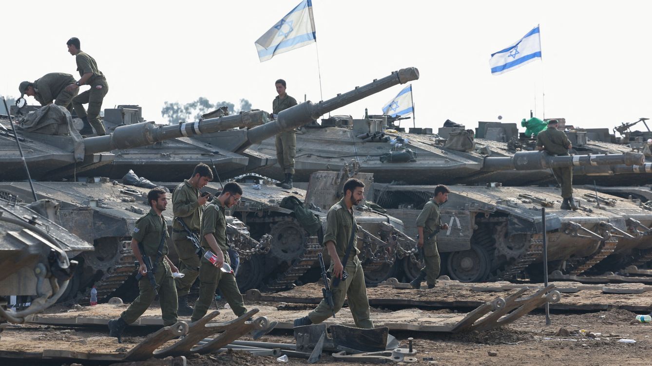 Foto: Soldados y tanques israelíes en la Franja de Gaza. (Reuters/Violeta Santos Moura)