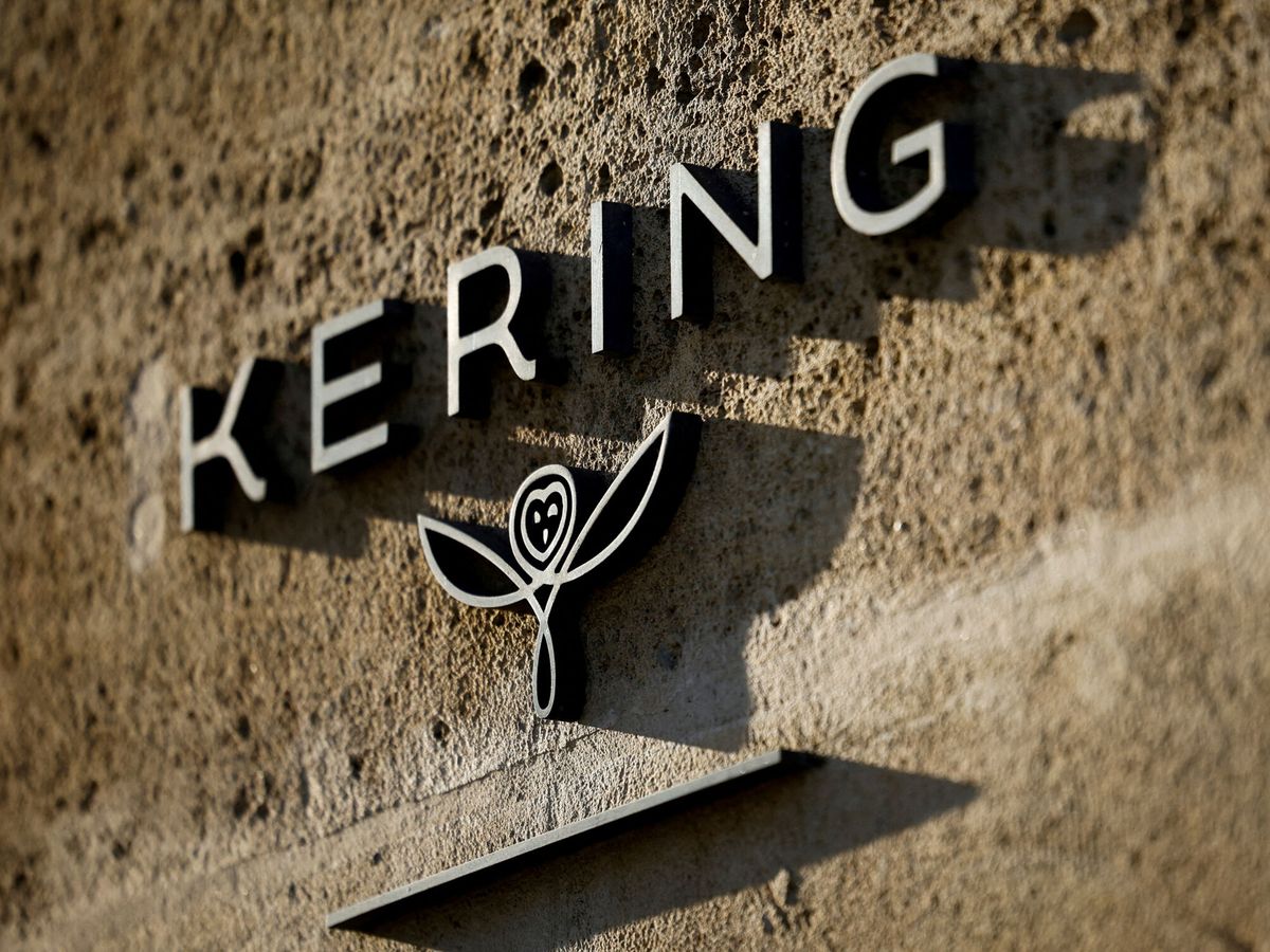 Foto: El logo de Kering en su sede en París. (Reuters/Sarah Meyssonnier)