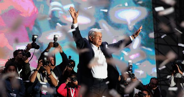 Foto: Cientos de simpatizantes del izquierdista Andrés Manuel López Obrador lo aclaman durante su llegada a la plaza de la Constitución de Ciudad de México. (EFE)