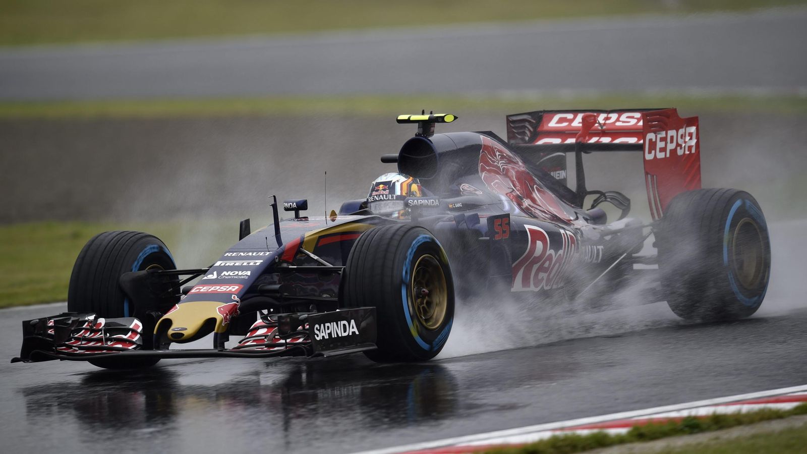 Foto: El español Carlos Sainz, de la escudería Toro Rosso, durante la primera práctica previa al Gran Premio de Fórmula 1 (Efe)