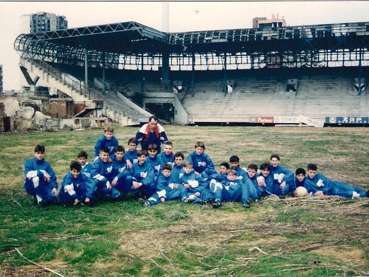 Foto: La academia visita Grbavica en 1996. (FK ZELJEZNICAR)