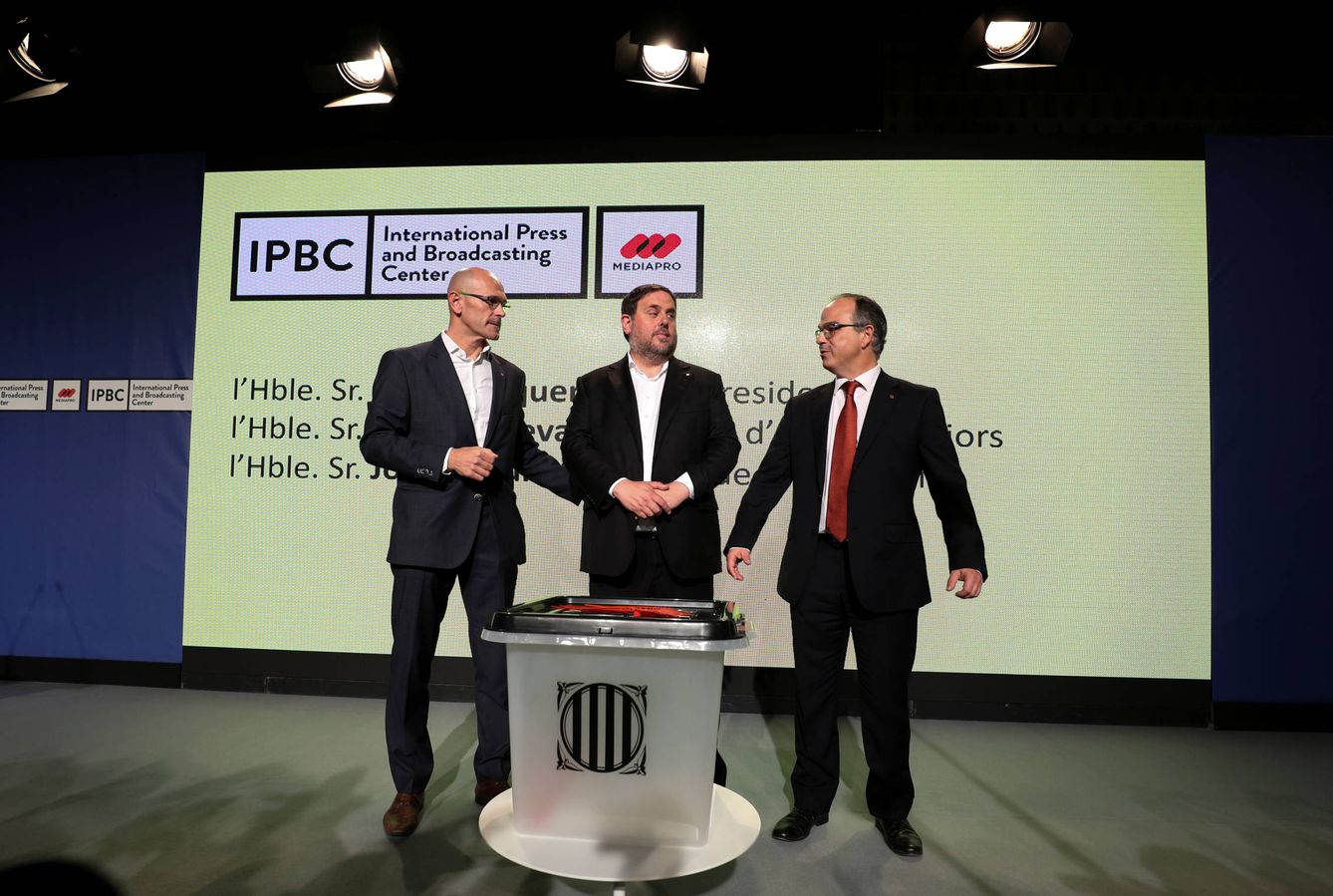 Raúl Romeva, Oriol Junqueras y Jordi Turull presentan las urnas del 1-O. (Reuters)