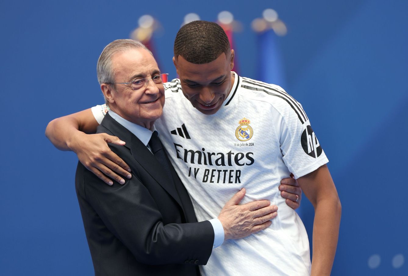 Florentino y Mbappé se abrazan en el acto de presentación en el Bernabéu. (Isabel Infantes/PA Wire/dpa)