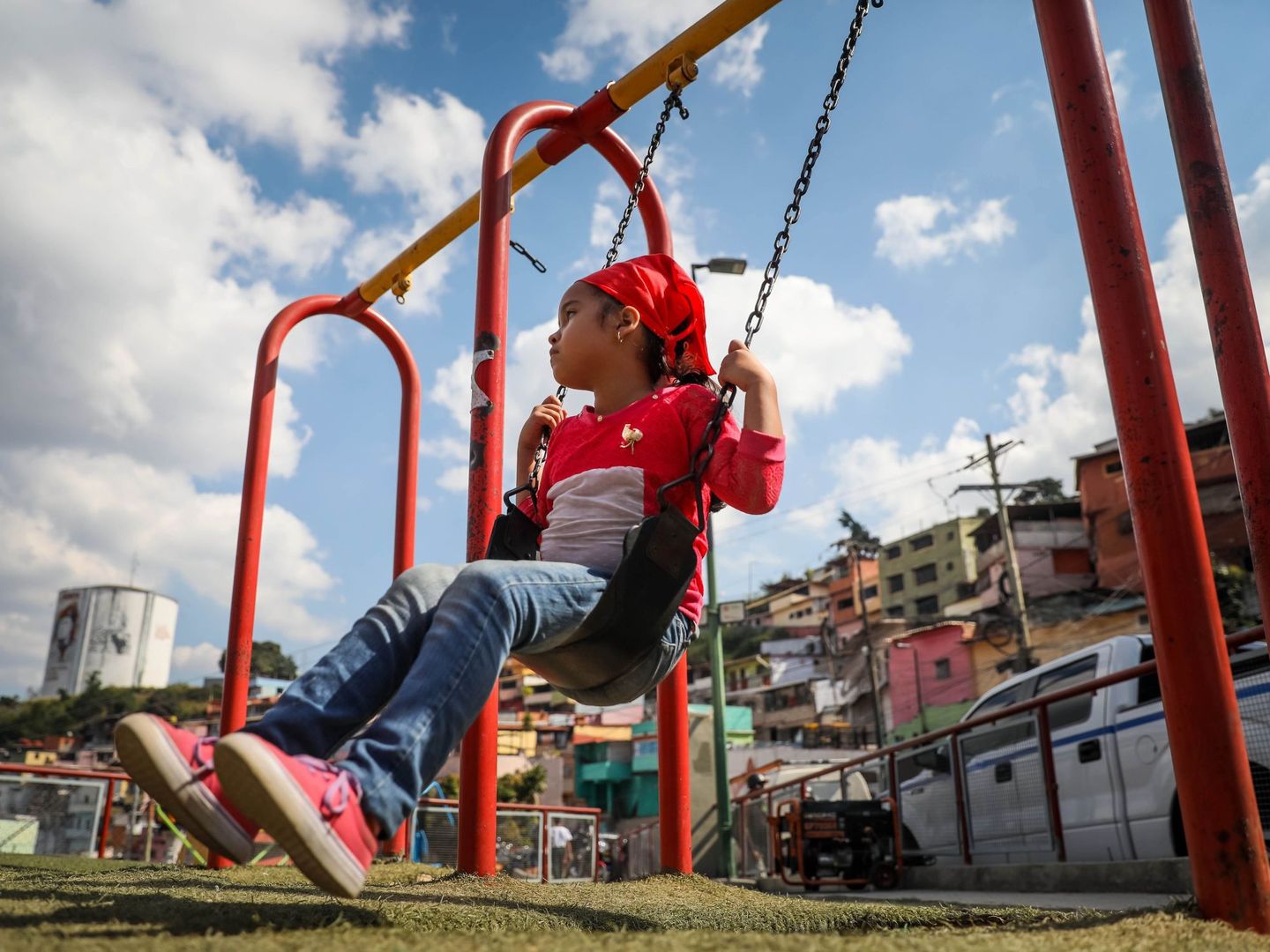 Una niña juega en un columpio en las inmediaciones del Cuartel de la Montaña, este lunes en Caracas. (EFE)