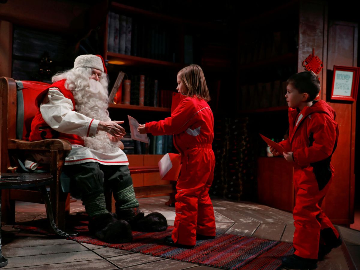 Foto: Papá Noel recibe a unos niños en su oficina oficial de Rovaniemi, en Finlandia. (Reuters/Pawel Kopczynski)