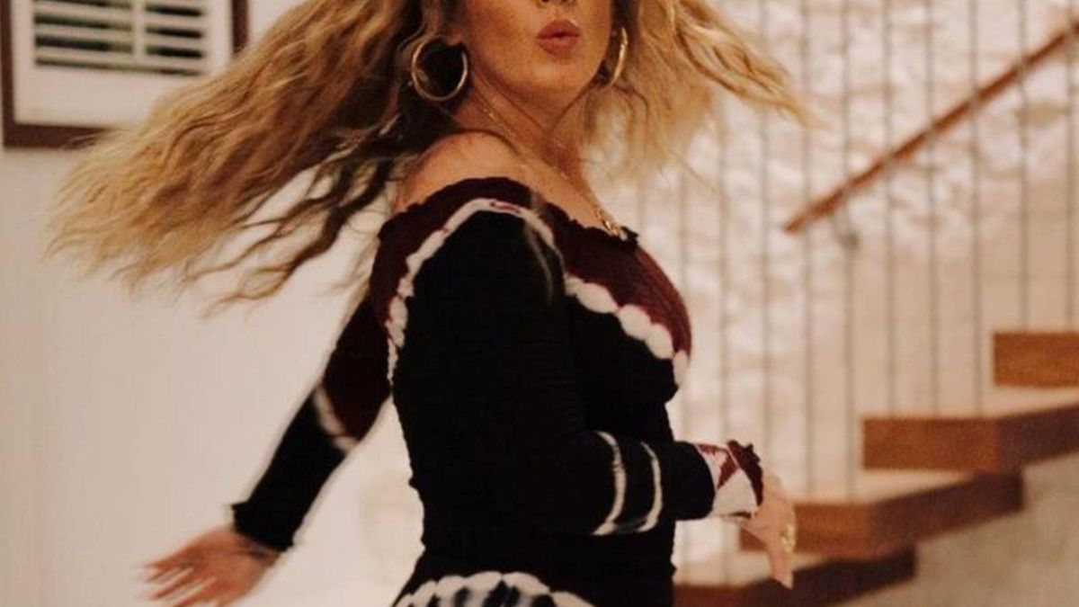 Con pelazo, tipazo y "libre": así celebra Adele su 33 cumpleaños