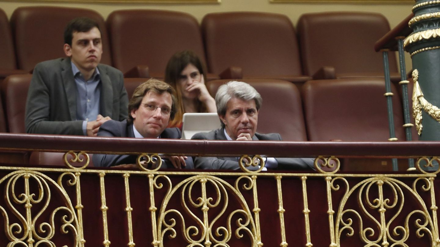 El presidente de la Comunidad de Madrid, Ángel Garrido (d), y el portavoz del PP en el Ayuntamiento de Madrid, José Luis Martínez-Almeida, en la tribuna de invitados. (EFE)