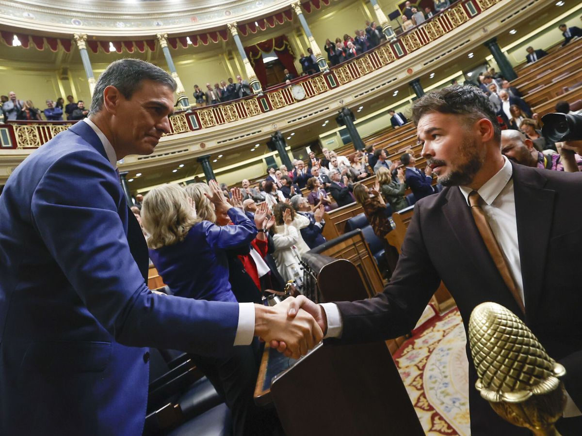 Foto: Rufián felicita a Sánchez al término del debate de investidura. (EFE/Javier Lizón)