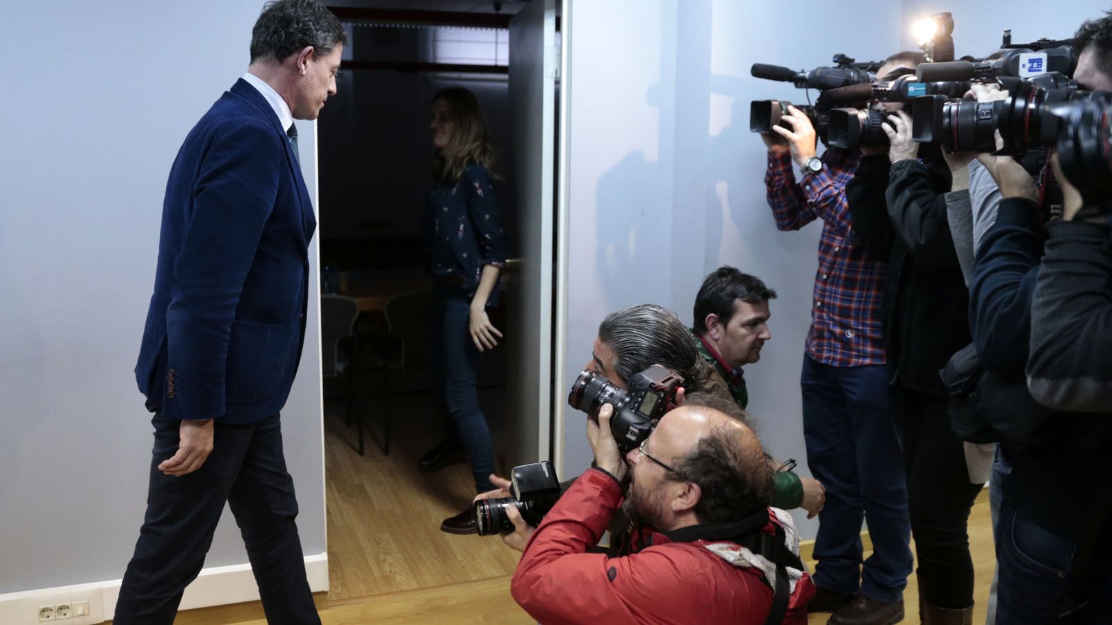 Foto: José Ramón Gómez Besteiro, tras la rueda de prensa en la sede del PSdeG en Santiago, en la que comunicó su dimisión como secretario general. (EFE)