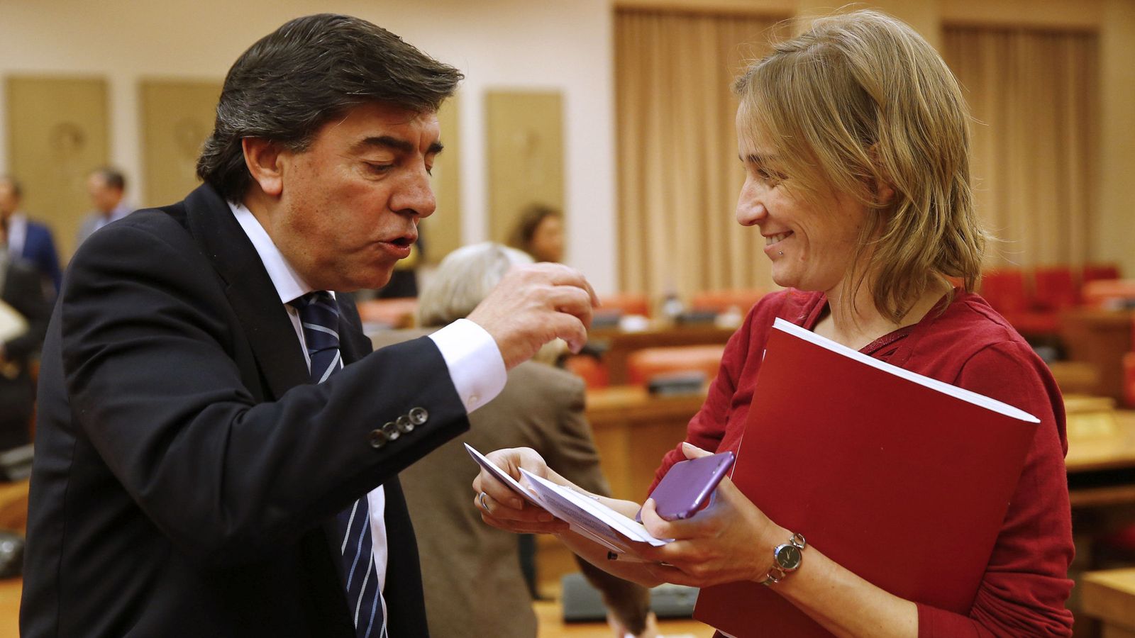 Foto: La diputada de Podemos Tania Sánchez conversa con el parlamentario del PP José Antonio Bermúdez de Castro durante la sesión constitutiva de una comisión. (EFE)