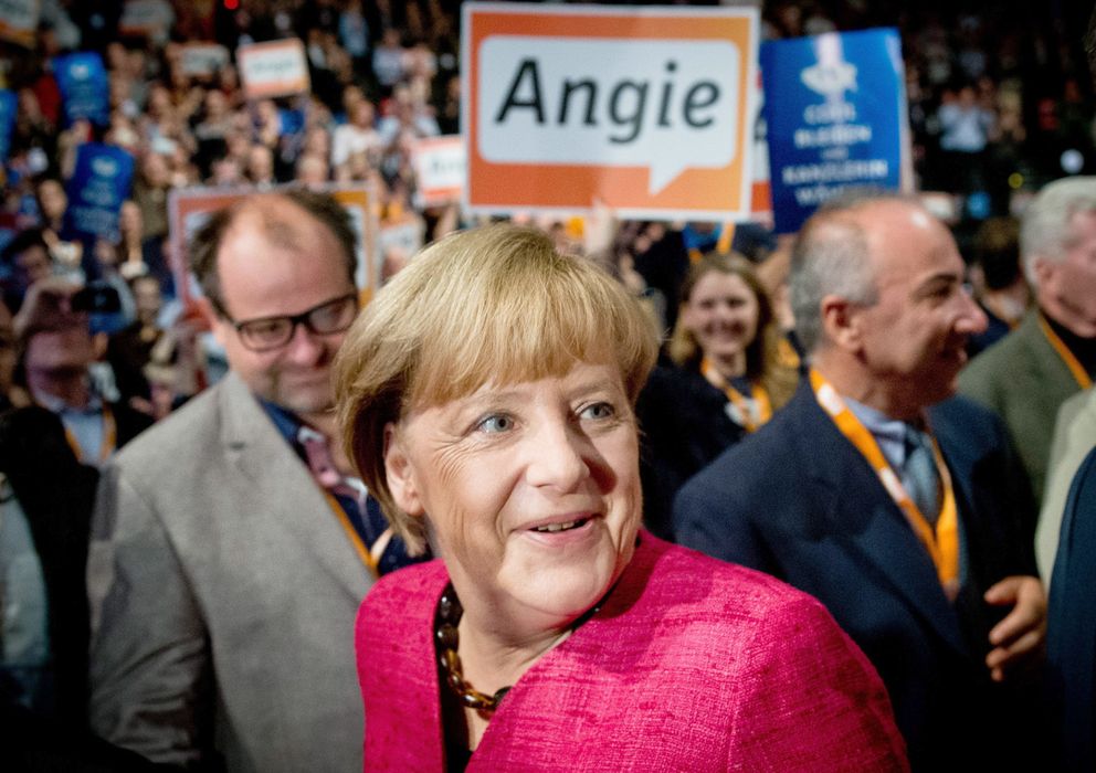 Foto: Angela Merkel a su llegada al mitin en Berlín. (Efe)