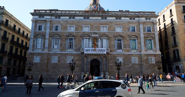 Foto: Quim Torra cuelga este 22 de marzo otra pancarta en el Palau de la Generalitat: "Libertad de opinión y expresión". (EFE)