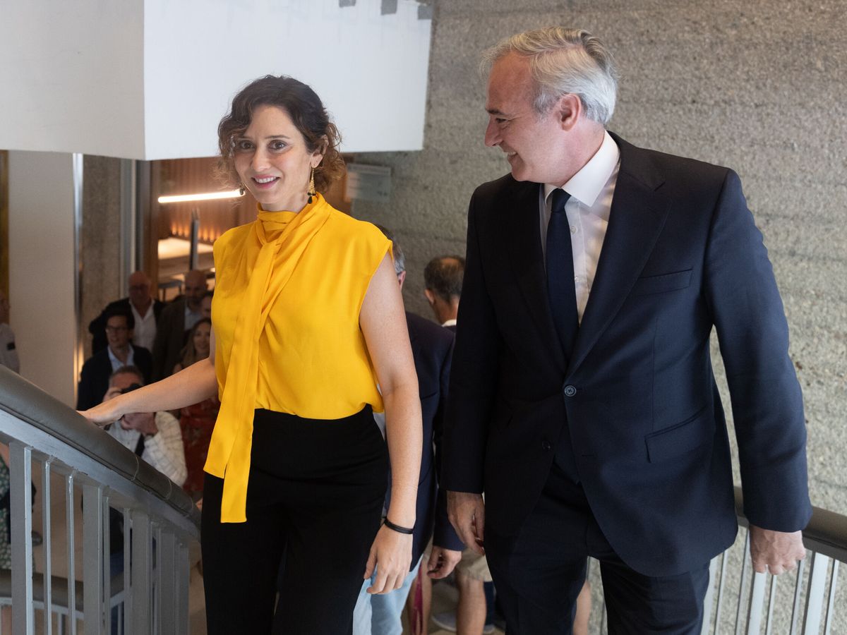 Foto: La presidenta de la Comunidad de Madrid, Isabel Díaz Ayuso, junto al presidente de Aragón, Jorge Azcón. (Europa Press/Eduardo Parra)