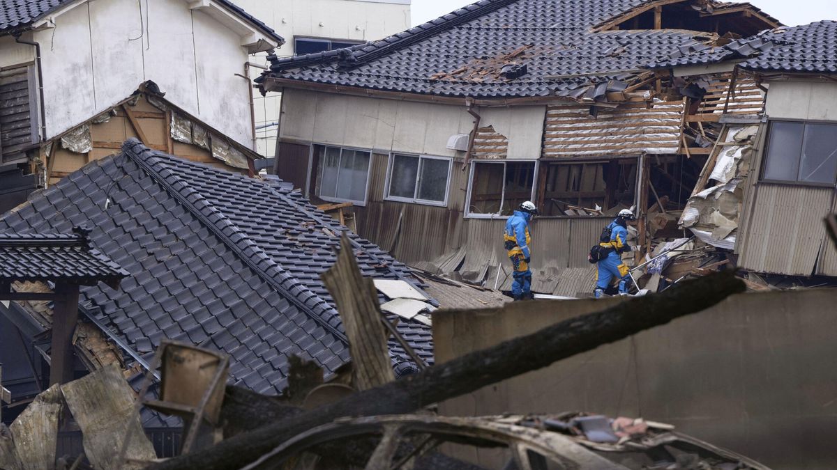 Japón eleva a 48 los muertos por el terremoto mientras continúan las labores de rescate