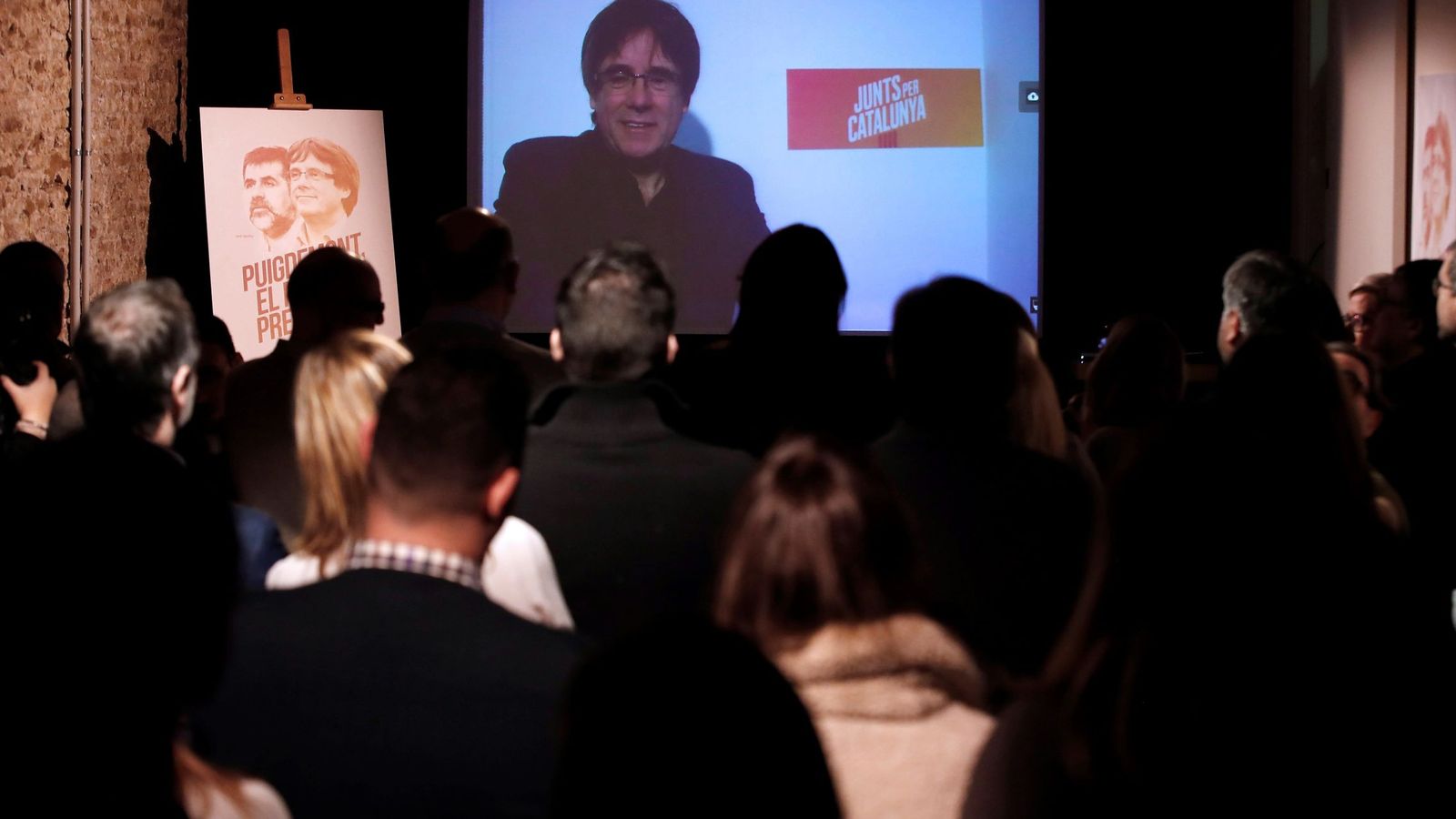 Foto: Videoconferencia de Carles Puigdemont desde Bruselas con otros candidatos y seguidores. (EFE)