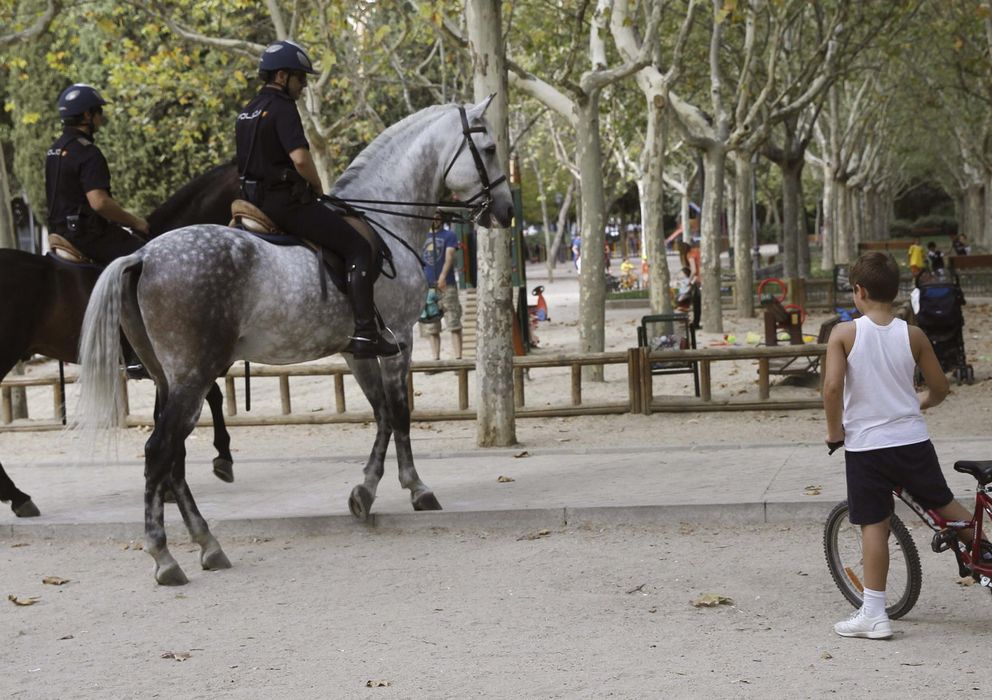 Foto: Policías a caballo en una de las zonas en las que actúa el pederasta de Ciudad Lineal. (Efe)