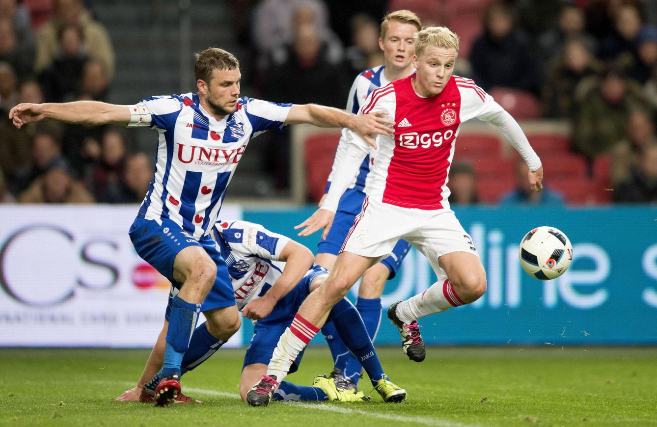 Donny van Beek, a la derecha, jugador del Ajax de Ámsterdam. (EFE)
