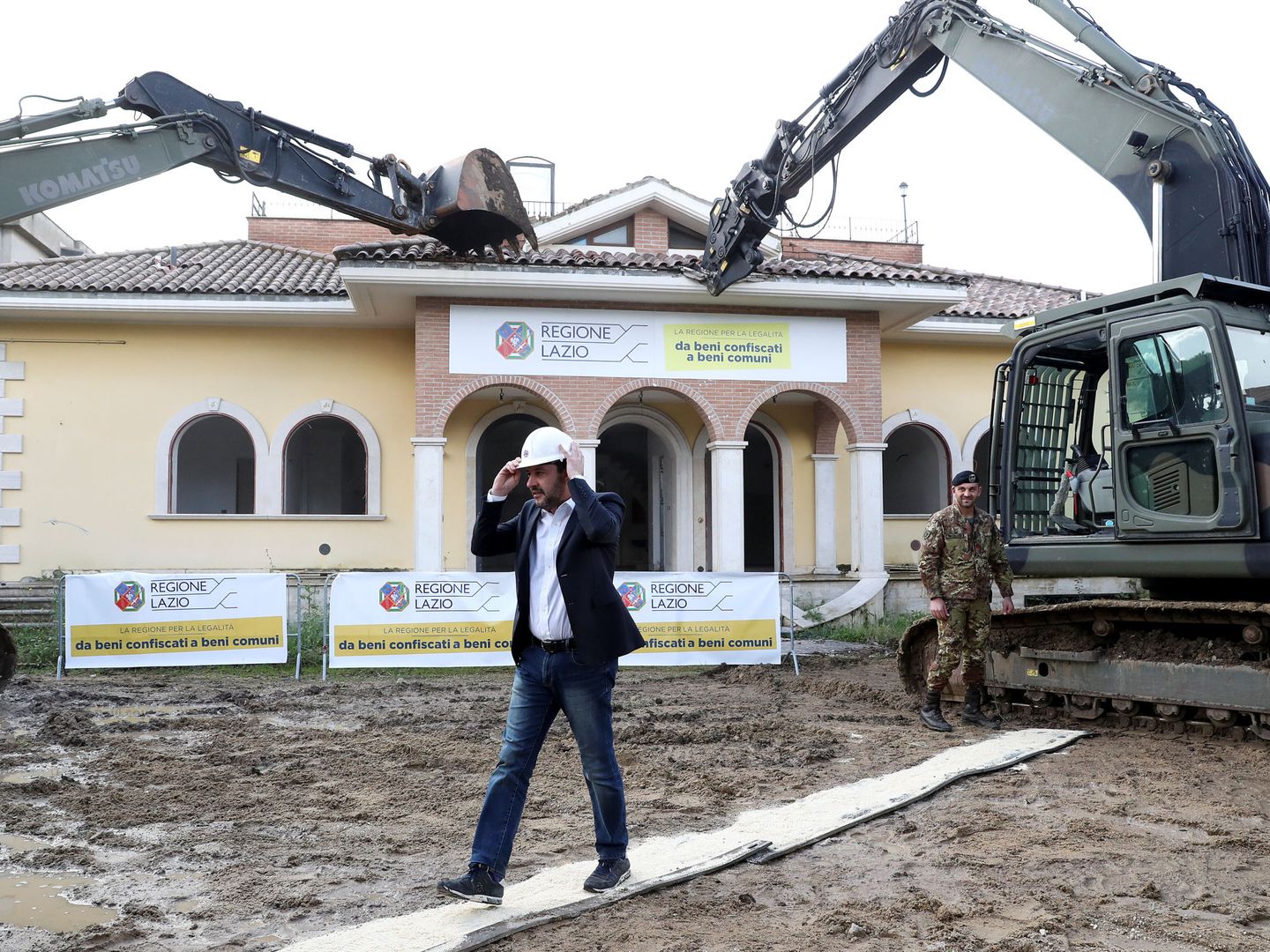 Matteo Salvini toma parte en una construcción ilegal del clan Casamonica en Roma, el 26 de noviembre de 2018. (Reuters)